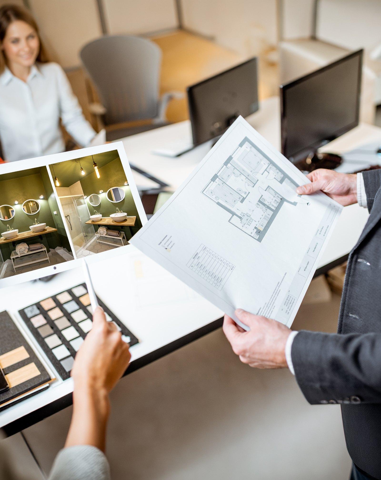 Revisión de planos y muestras de materiales con el cliente