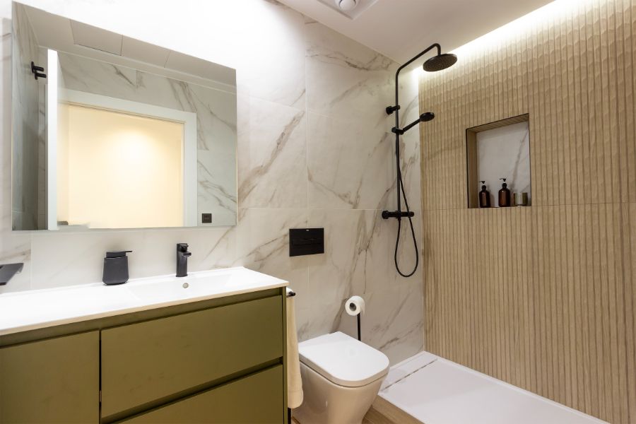 Baño · Ducha y mueble en verde oliva
