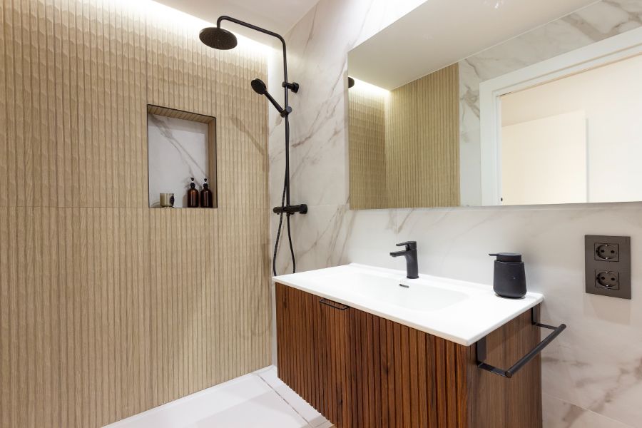 Baño · Ducha y lavabo en nogal