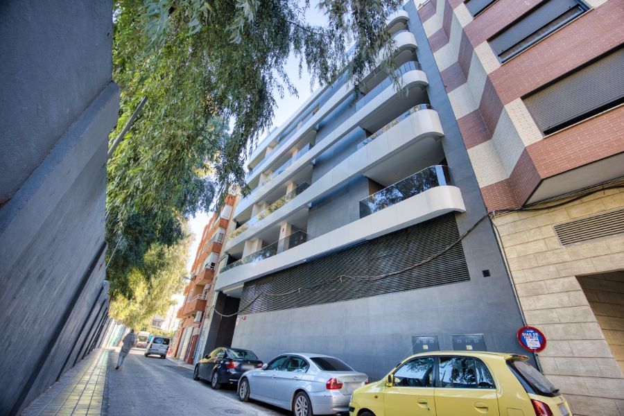 Fachada lateral y acceso al parking