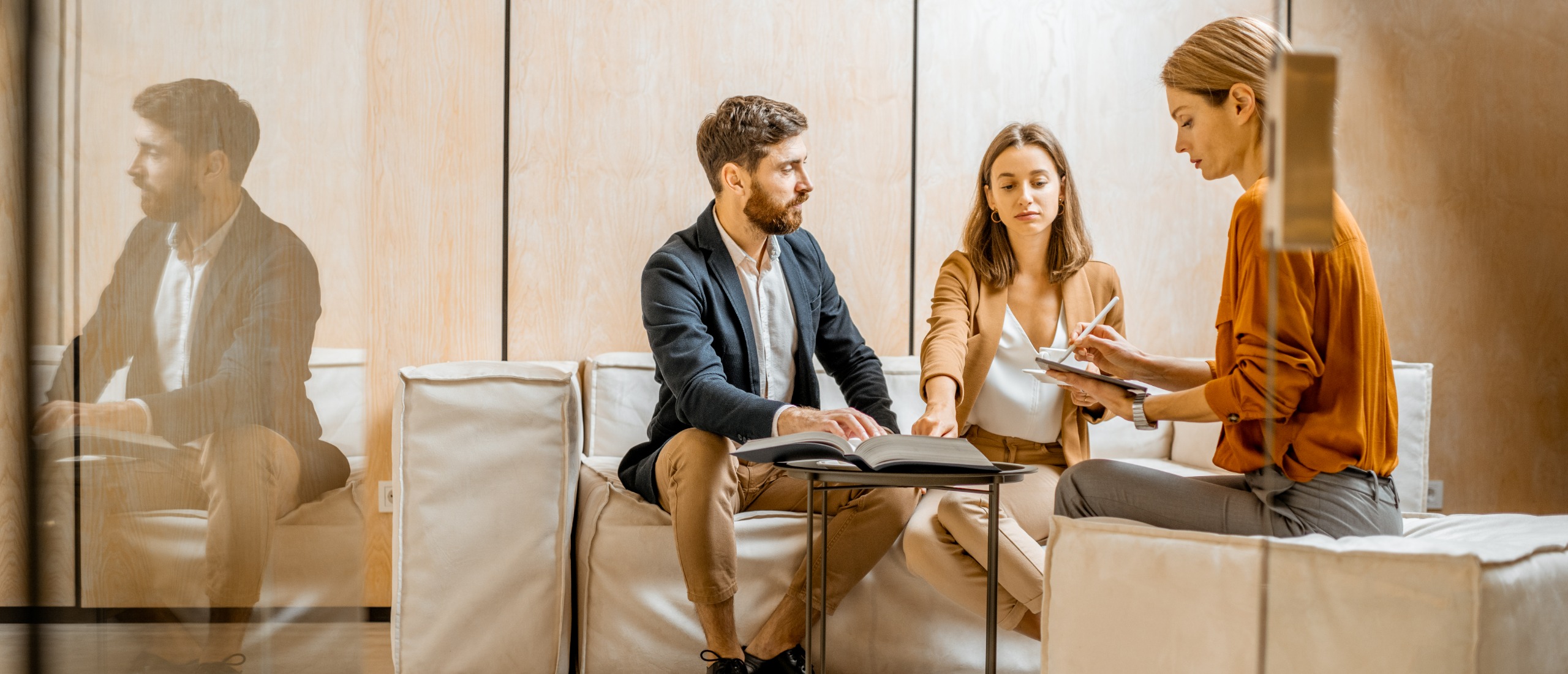 Reunión de trabajo con clientes en el estudio de Garymar