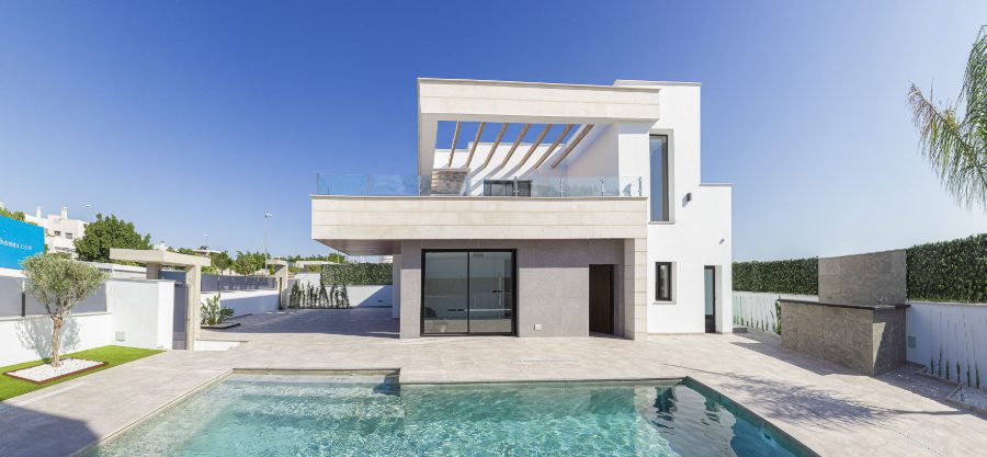 Fachada posterior con piscina