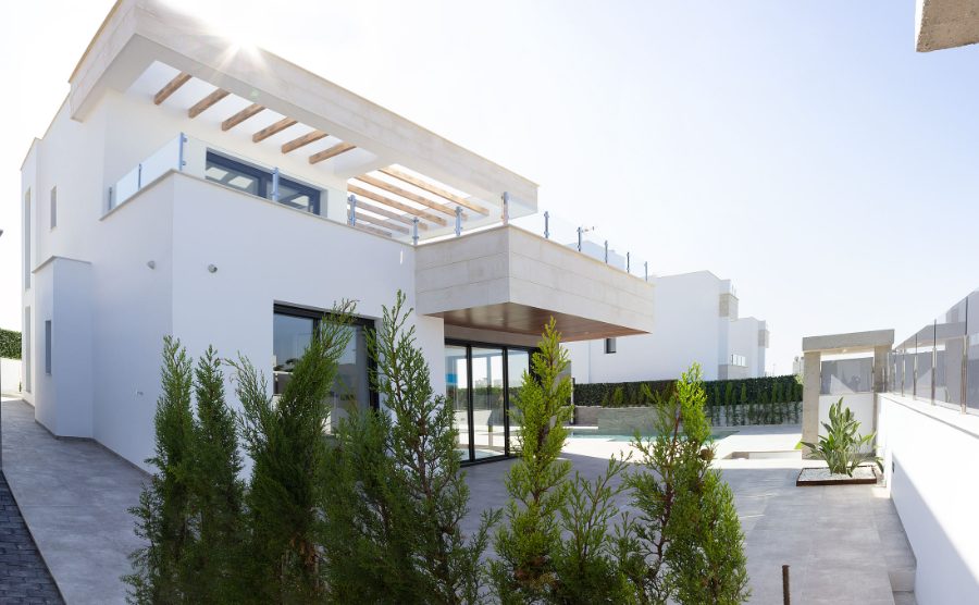 Solárium y pérgola de lamas