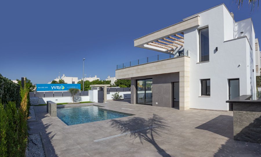 Piscina privada al atardecer