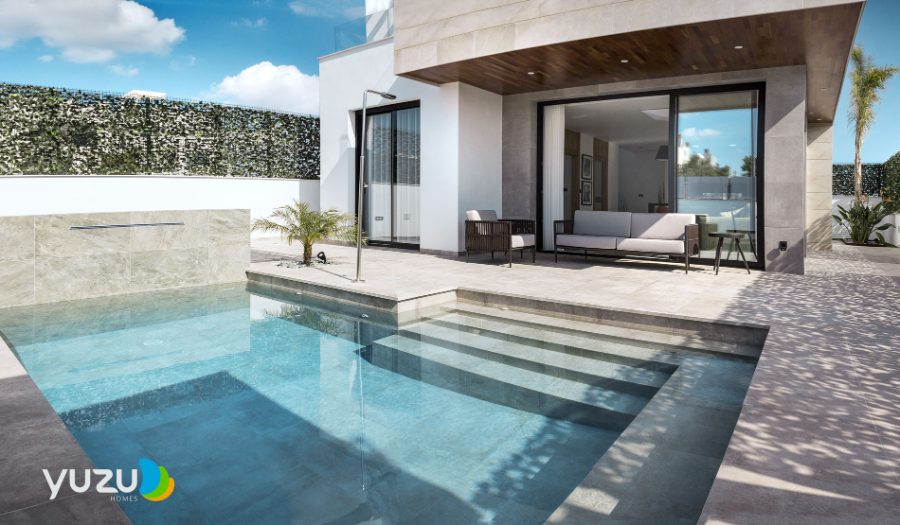 Piscina y terraza cubierta