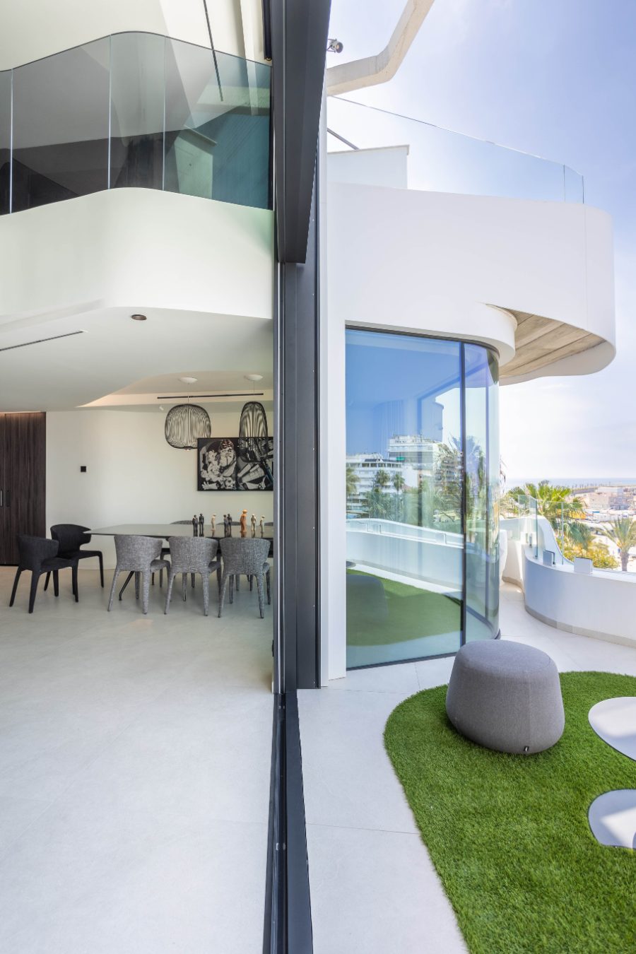 Comedor y terraza · Cerramiento curvo