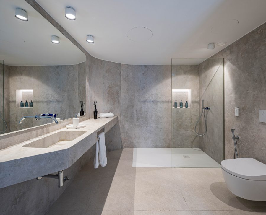 Baño en piedra · Ducha de obra
