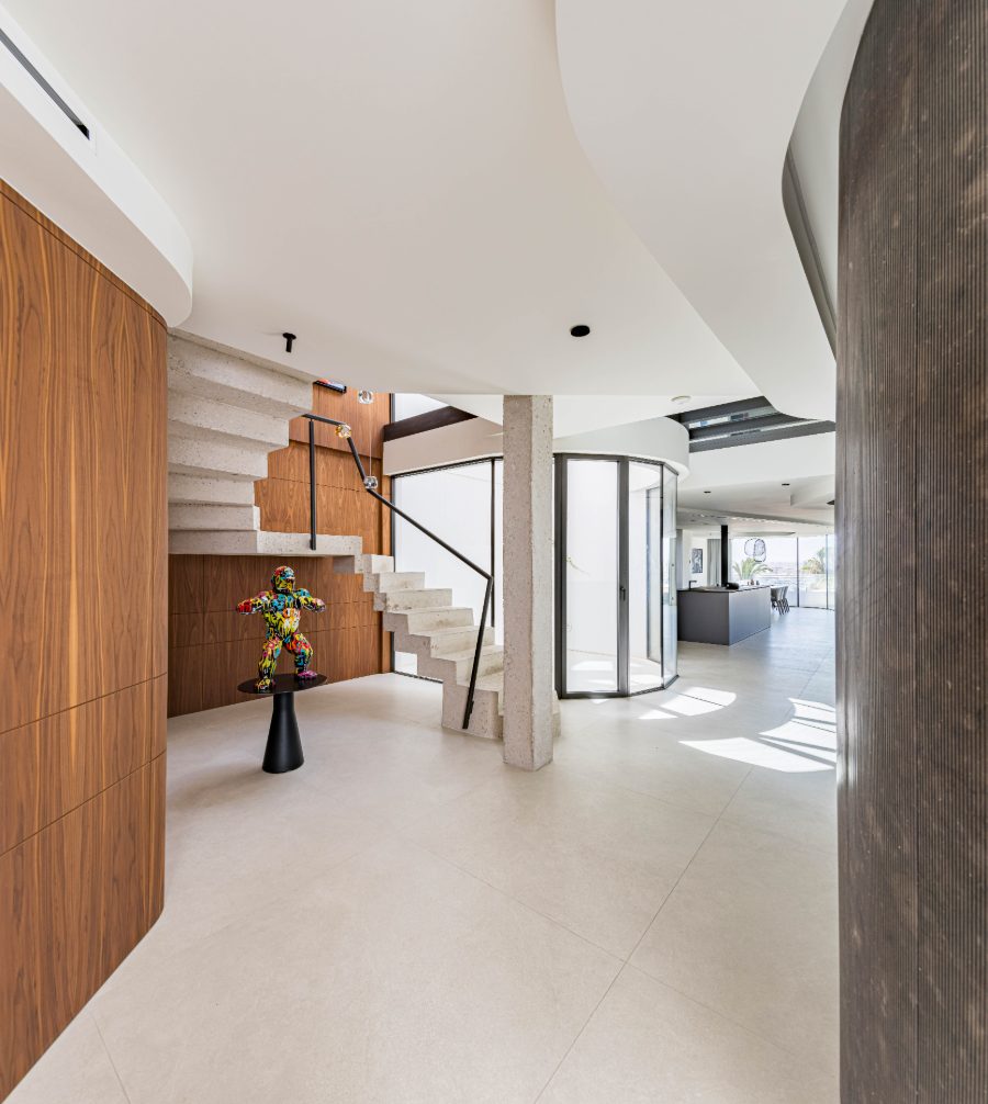 Vestíbulo y escalera escultórica