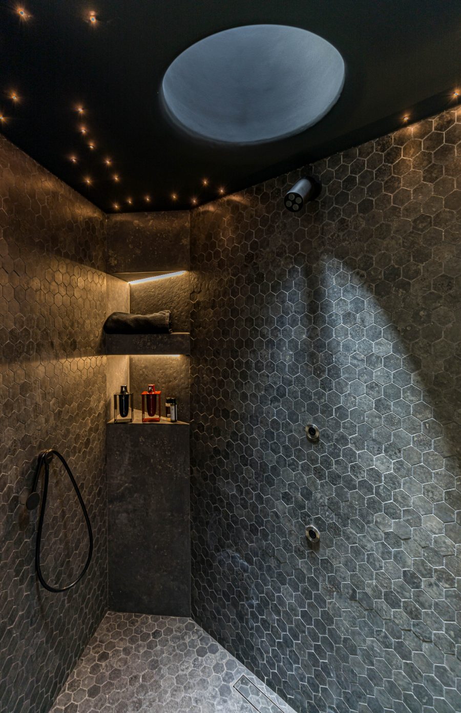 Ducha en mosaico hexagonal