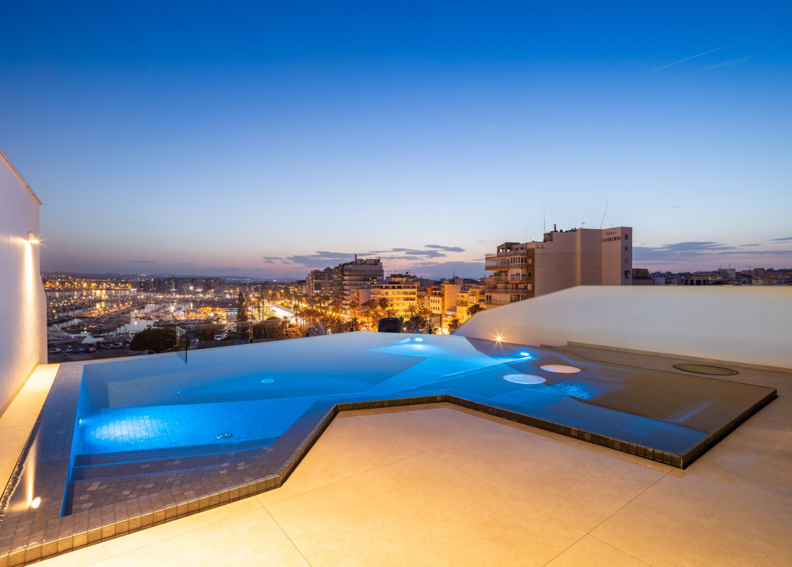 Edificio Jumilla · Piscina desbordante
