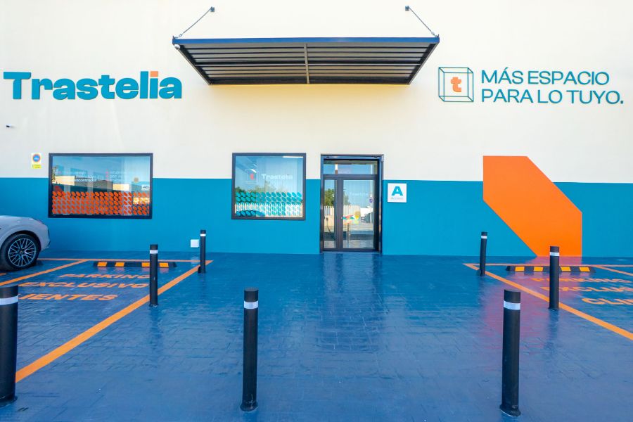 Acceso principal · Parking exclusivo clientes
