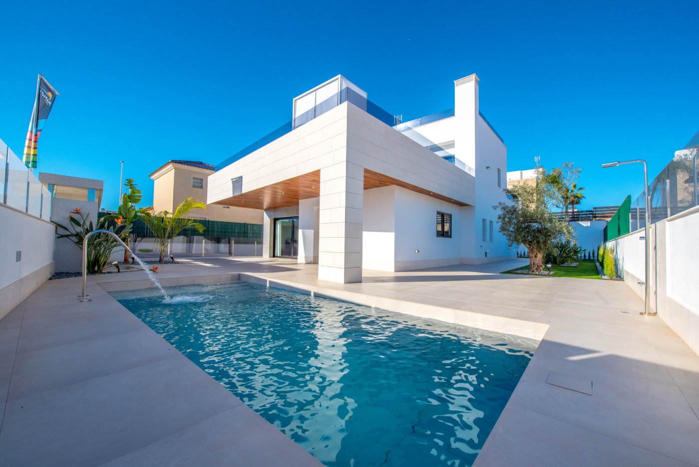 Residencial Zeniamar & Golf · Piscina y porche