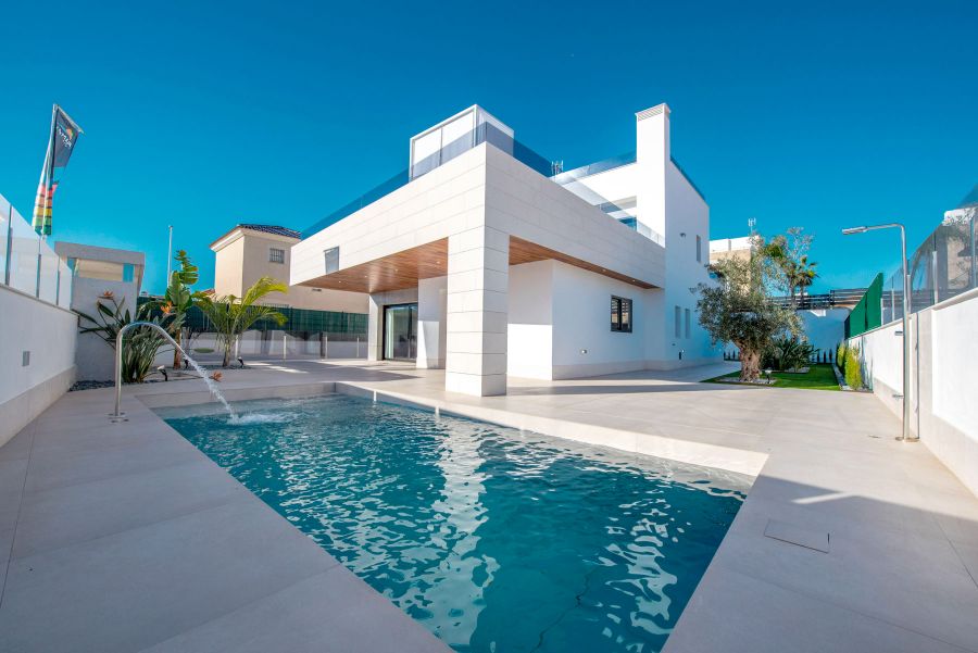 Villa y piscina · Fachada posterior