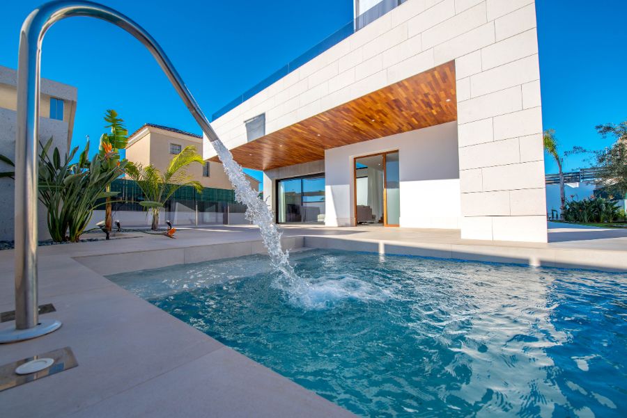 Piscina con cascada · Porche de madera
