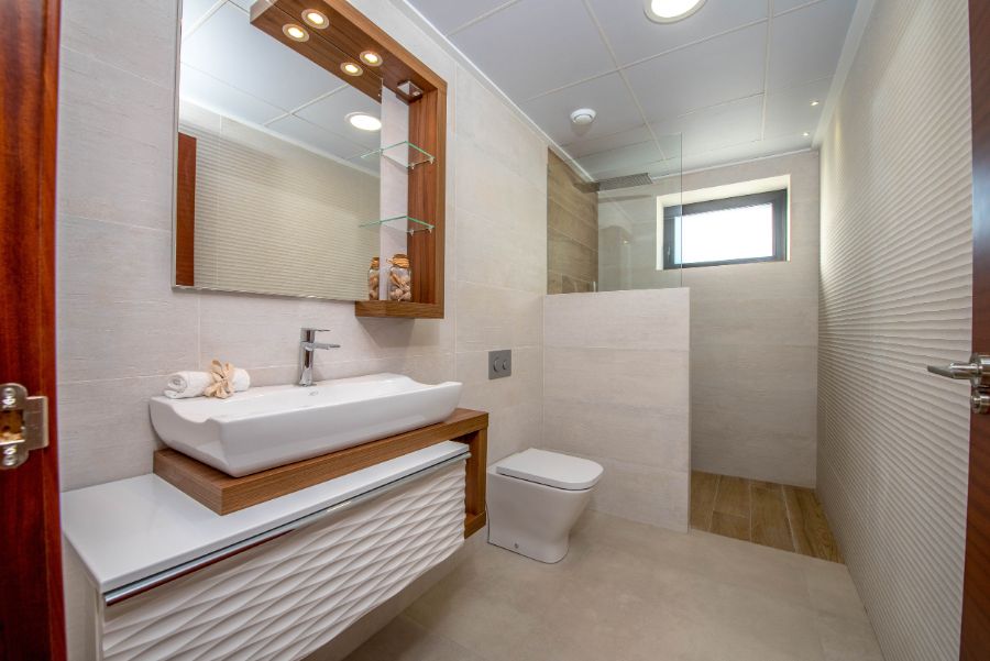 Baño · Lavabo sobre encimera de madera