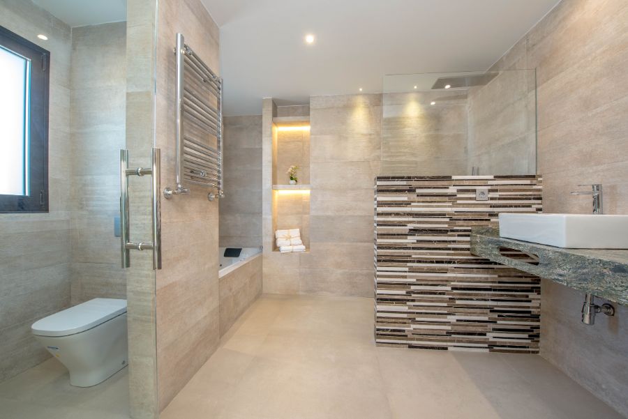 Baño principal · Bañera y ducha