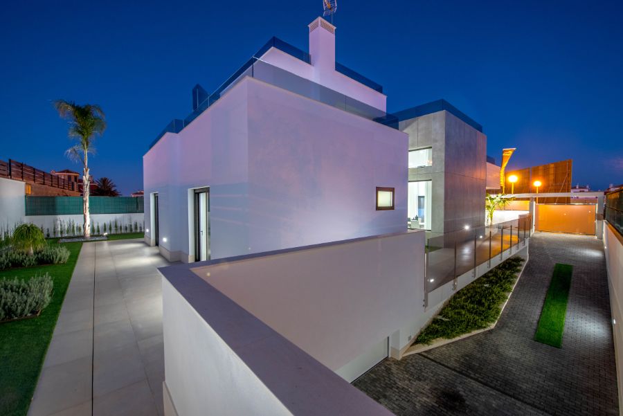 Fachada lateral al anochecer