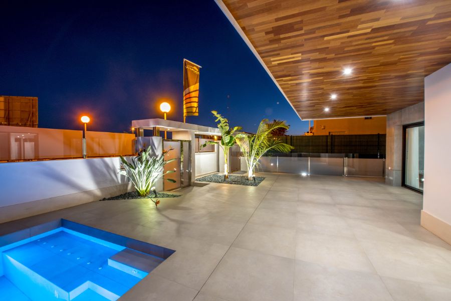 Piscina iluminada · Porche nocturno