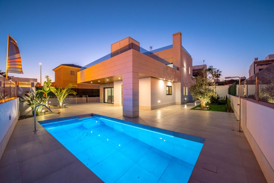 Piscina y villa iluminadas